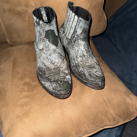 Golden Goose Black and White Ankle Boots - Picture 6 of 7